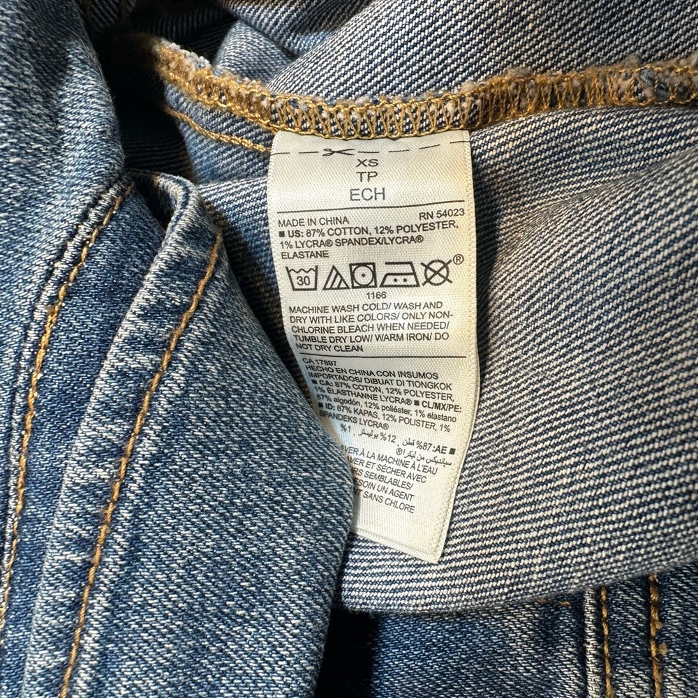 Old Navy Denim Jean Trucker Jacket Size XS Women Blue Medium Wash Classic - Picture 7 of 8